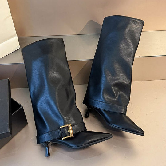 Damen Schafthohe Slouch‑Stiefel mit spitzer Zehenform, schmalem Absatz und Zierschnallenmanschette Shop Nory