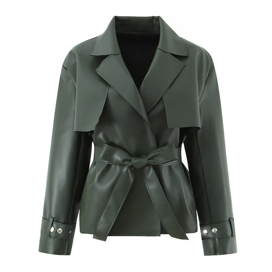 Damen Taillierter Kurzer Trenchcoat aus veganer Lederoptik mit Bindegürtel und Cape-Detail Shop Nory