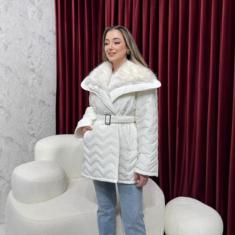 Damen Glänzende Steppjacke mit Taillengürtel und voluminösem Kunstfellkragen Shop Nory