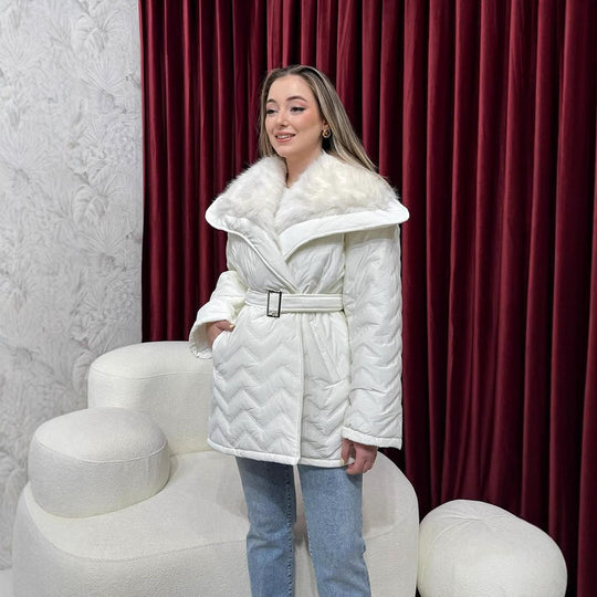 Damen Glänzende Steppjacke mit Taillengürtel und voluminösem Kunstfellkragen Shop Nory