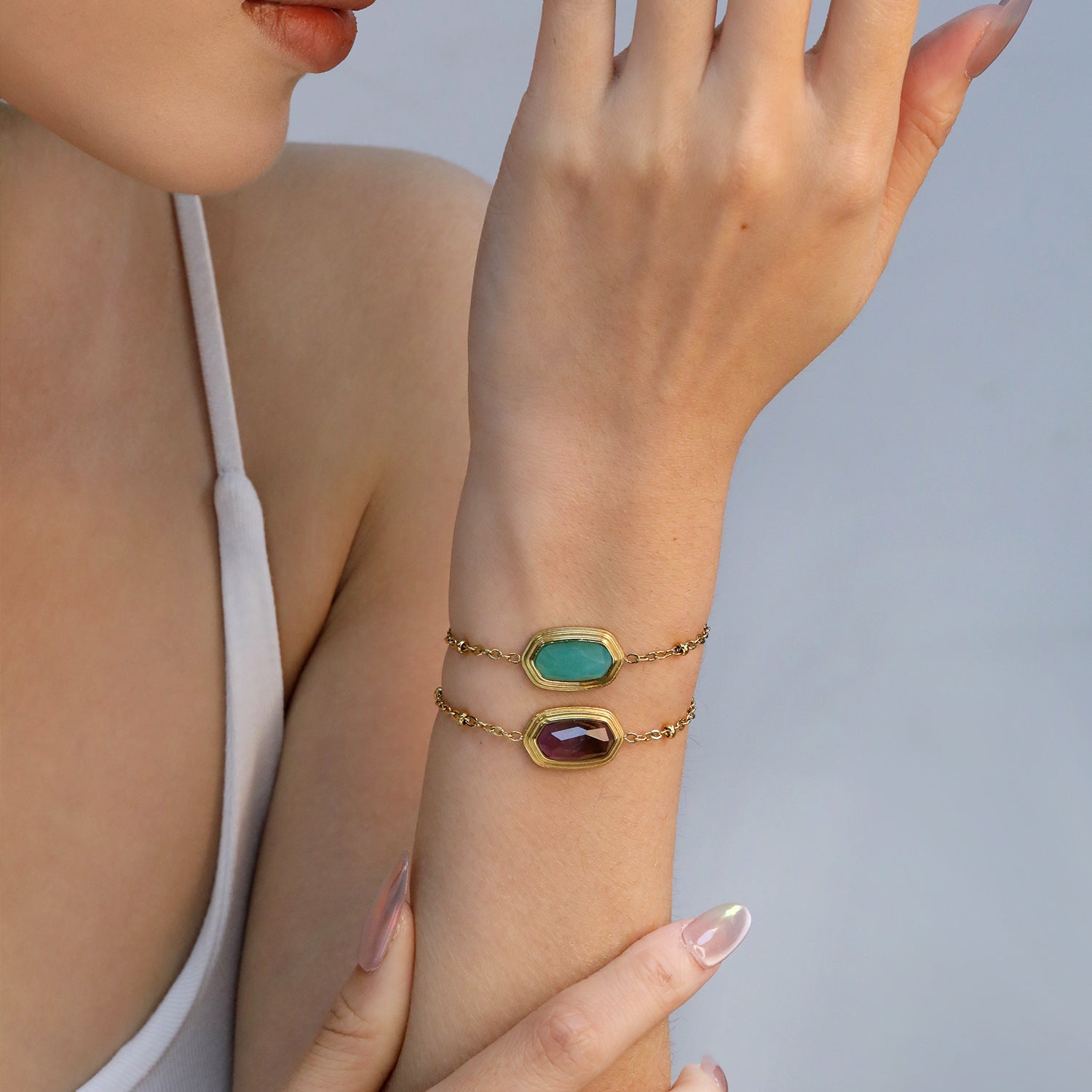 Damen Armband mit eleganten Türkisanhängern und verstellbarem Kettendesign Shop Nory