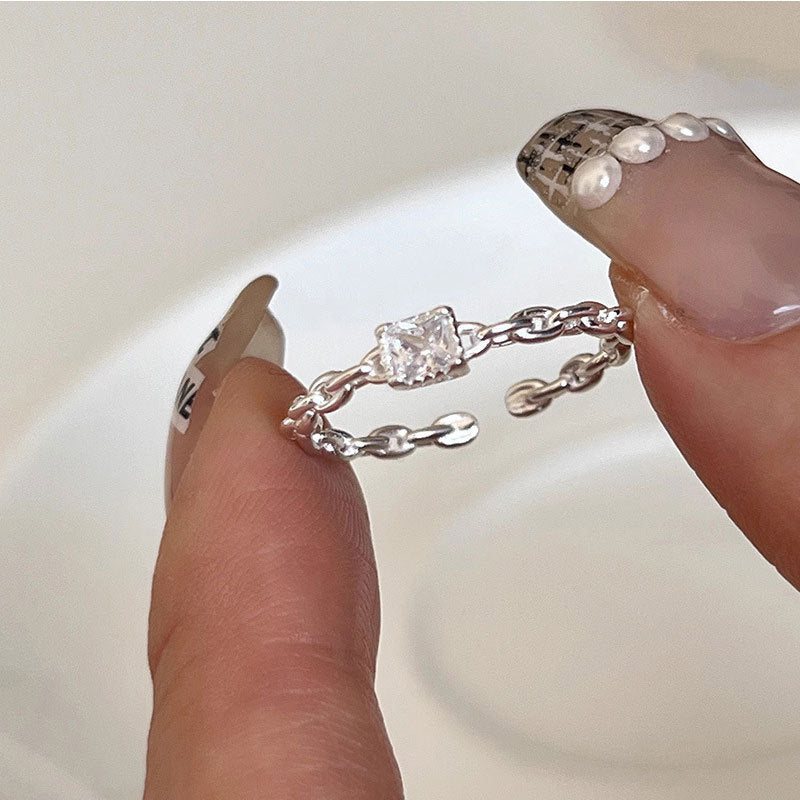 Damen eleganter Ring mit hochwertiger Zirkonia-Fassung und filigranem Kettendesign Shop Nory
