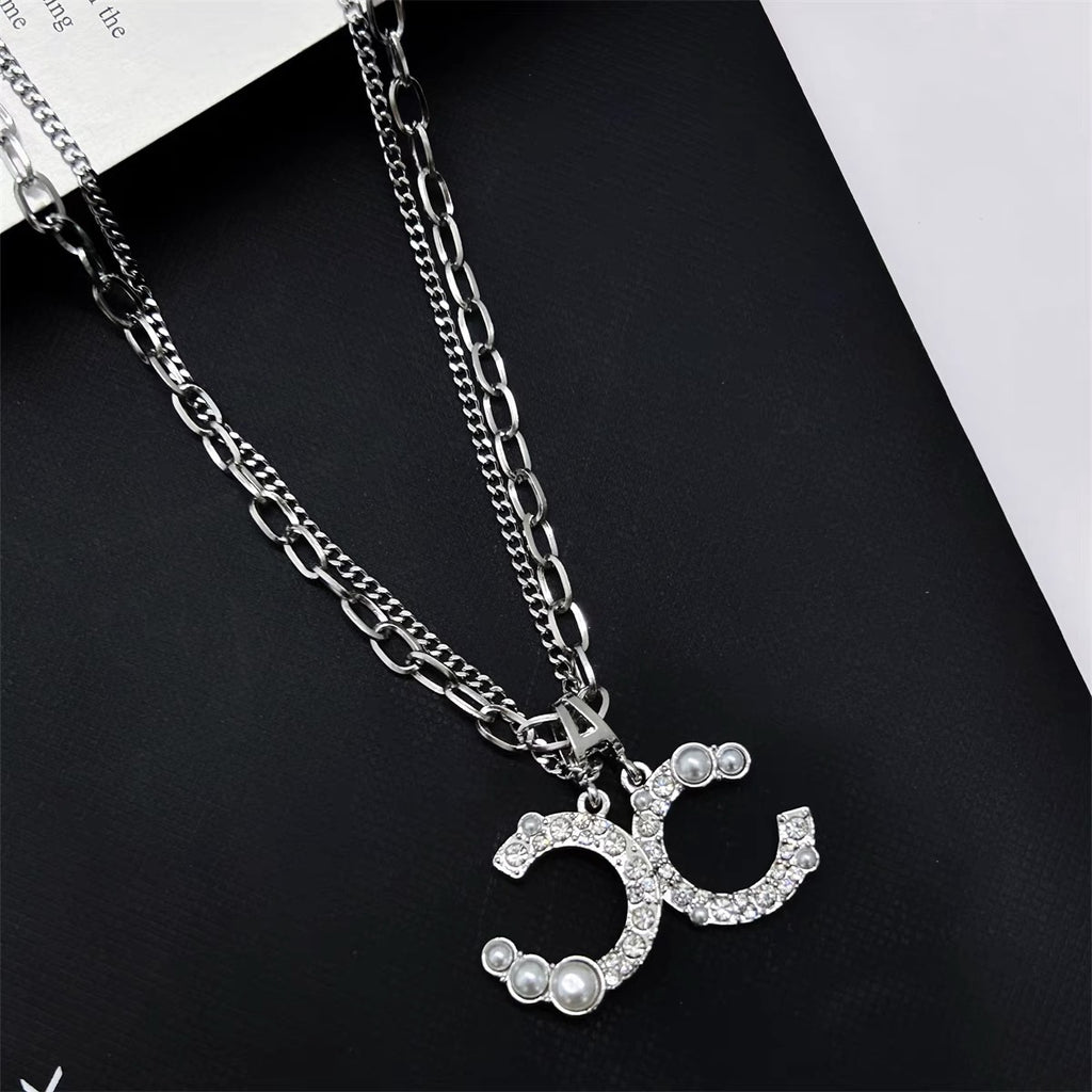 Damen Kette mit funkelndem Logoanhänger und Perlendetails Shop Nory