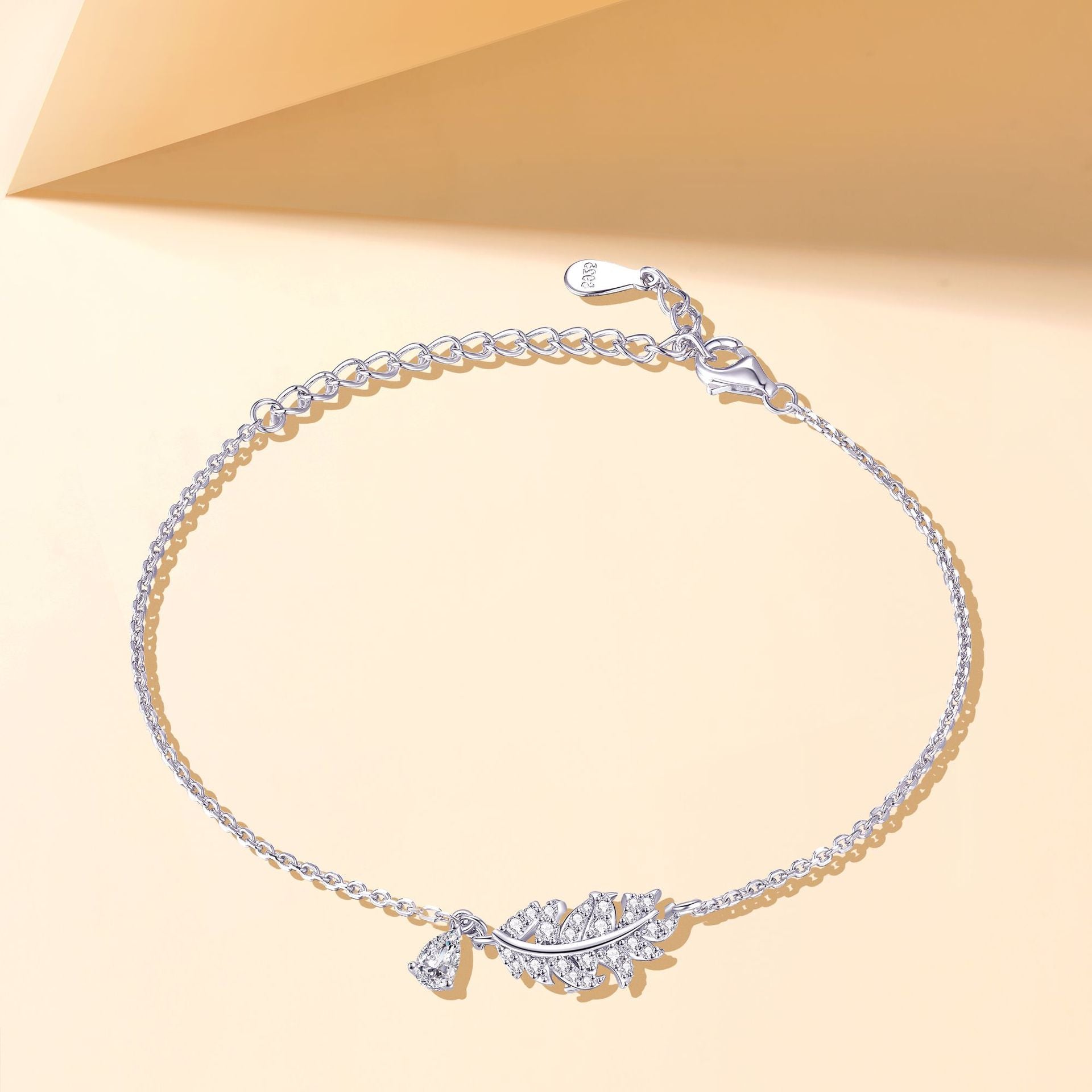 Damenarmband mit filigraner Blattform und funkelnden Zirkonia Shop Nory