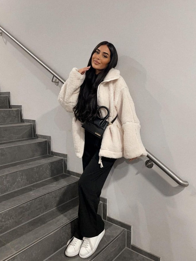 Damen Boxy-Teddyfleece-Jacke mit Stehkragen, Zwei-Wege-Reißverschluss und aufgesetzten Taschen Shop Nory