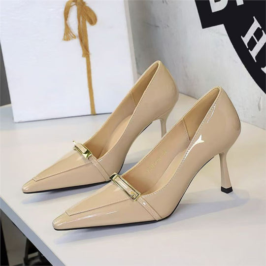 Damen spitz zulaufende Lack‑Pumps mit zierlichem Metallriemen und schlankem Stilettoabsatz Shop Nory