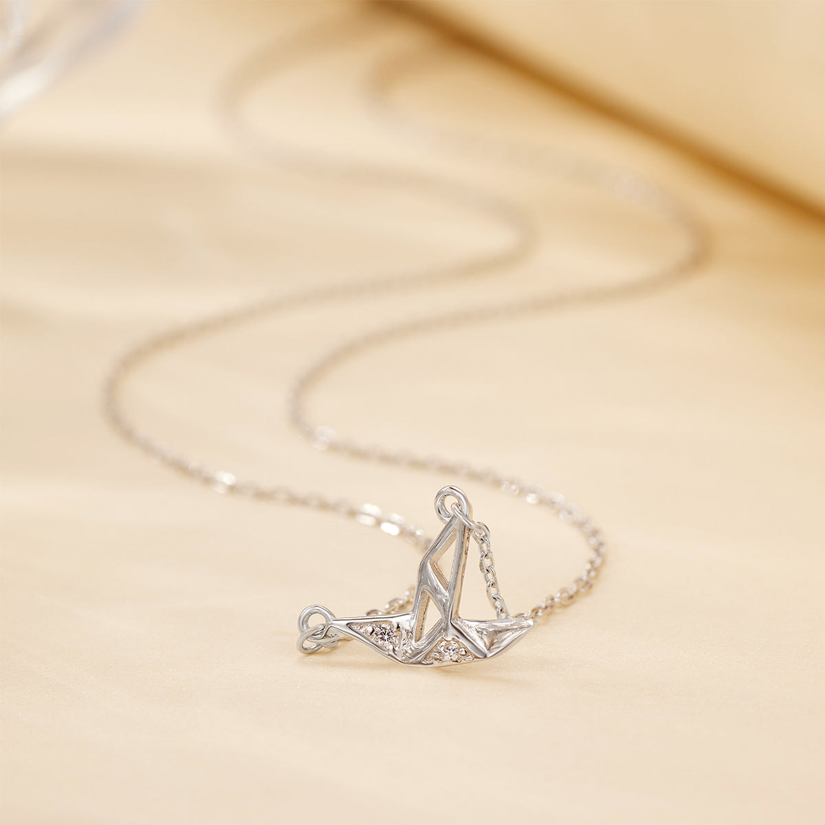 Damen elegante Halskette mit modernem Vogel-Anhänger und funkelnden Zirkonia Shop Nory