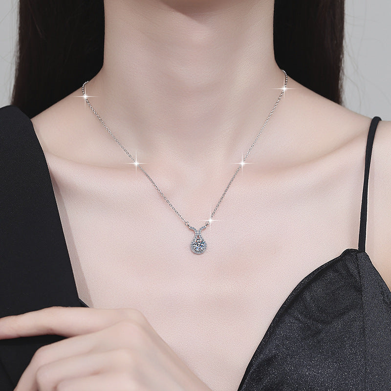 Damen Halskette mit funkelndem Kristall im geschwungenen Design Shop Nory