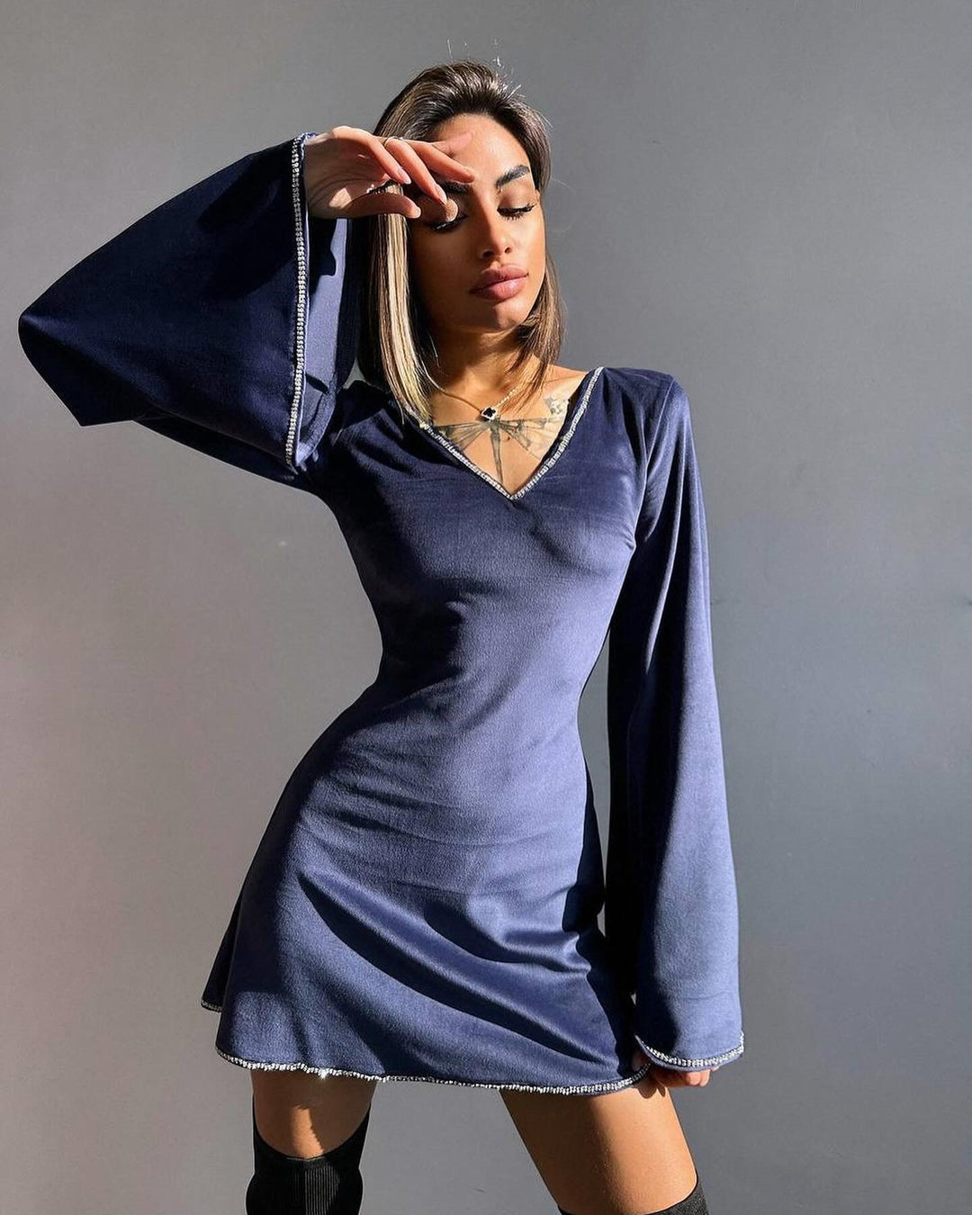 Damen Samt-Minikleid mit ausgestellten Glockenärmeln und Strassbesatz Shop Nory