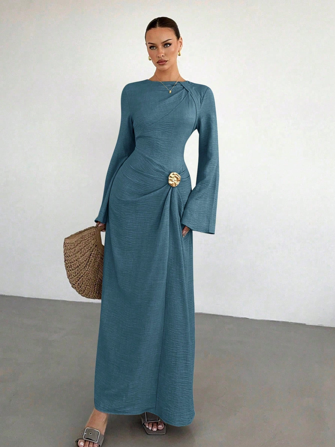 Damen Maxikleid mit Drapierter Taille, langen Glockenärmeln und Zierbrosche Shop Nory
