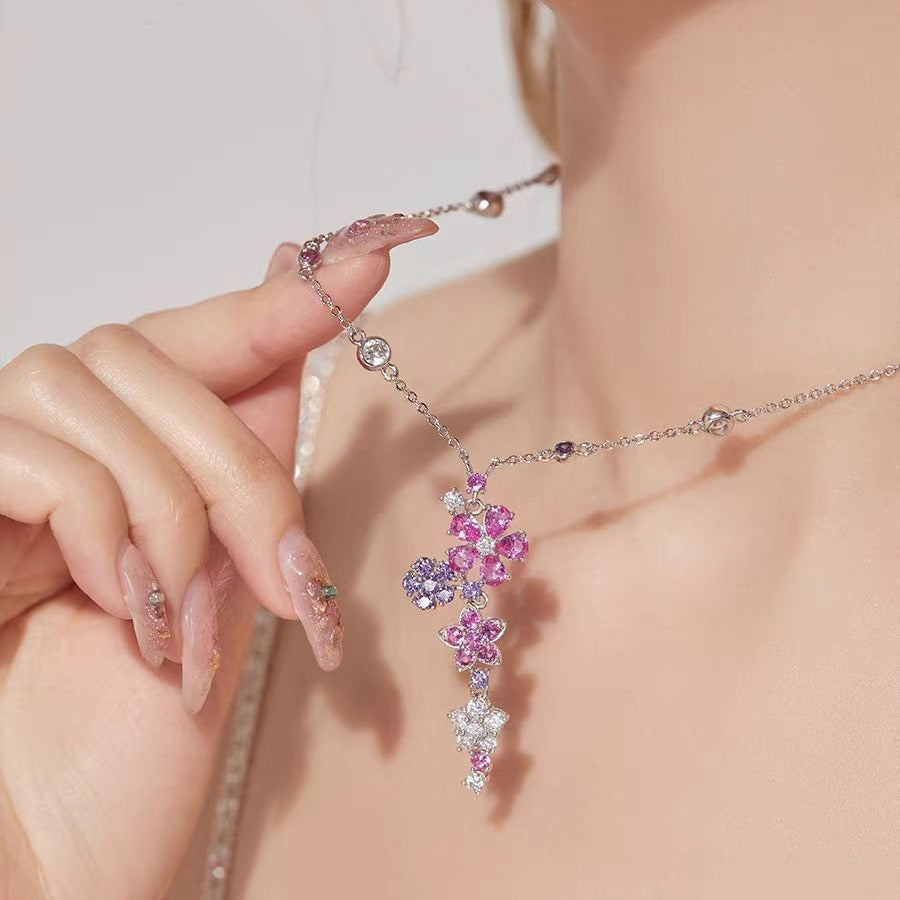 Damen Anhänger-Halskette mit funkelndem Blumenmotiv und hochwertigen Kristallen Shop Nory