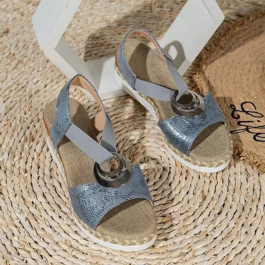 Damen Keil‑Sandalen mit Bast‑Plateau, elastischem Fersenriemen und Zier‑Metallornament Shop Nory