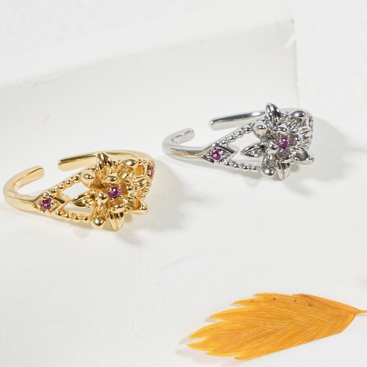 Damenring mit floralem Design und funkelndem Strass Shop Nory