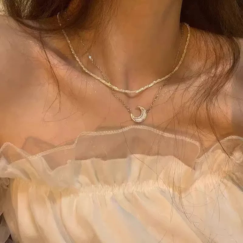 Damen Kette mit exquisitem Mondanhänger und funkelnden Zirkonia Shop Nory