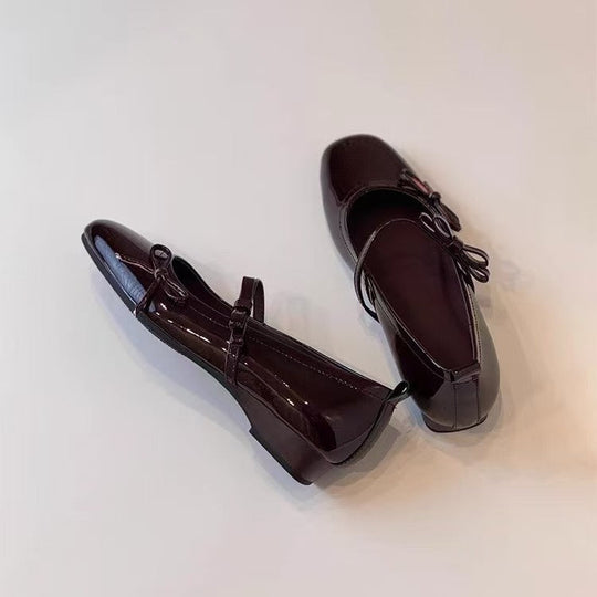 Damen Ballerinas mit elegantem Riemenverschluss und glänzender Oberfläche