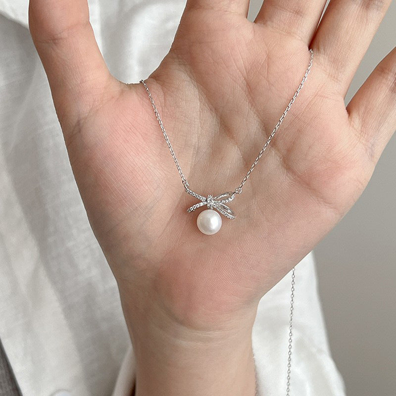 Damen Halskette mit elegantem Schleifenanhänger und luxuriöser Perle Shop Nory