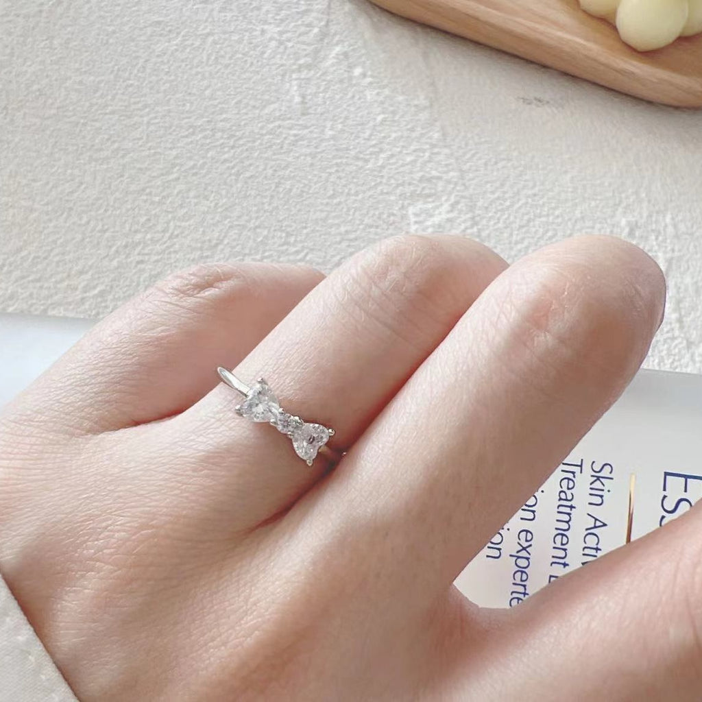 Damenring mit elegantem geschwungenem Design und funkelnden Steinen Shop Nory