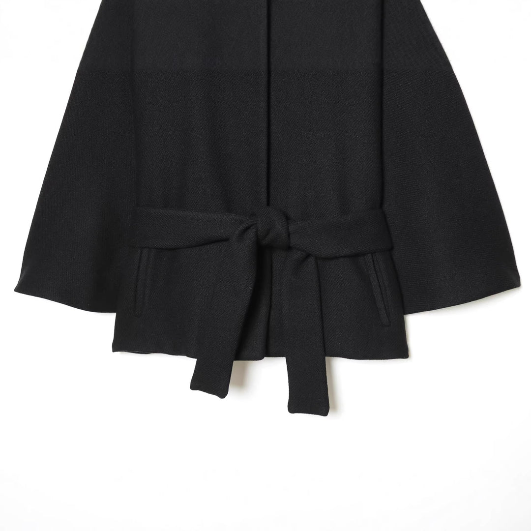 Damen Cape-Mantel mit Stehkragen, Bindegürtel und dekorativen Zierknöpfen Shop Nory