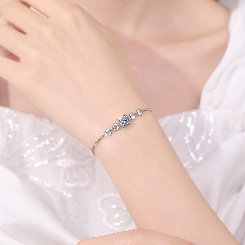 Damenarmband mit funkelndem Hauptstein und herzförmigen Elementen Shop Nory