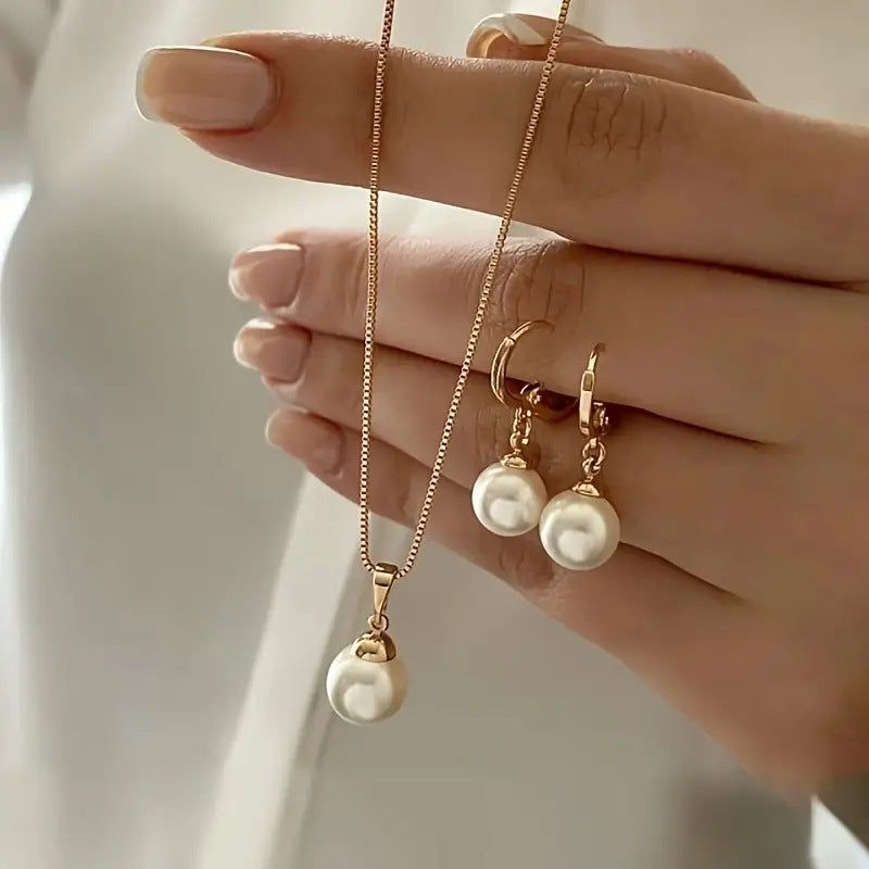 Damen Halskette mit eleganten Perlen und feinen Details Shop Nory