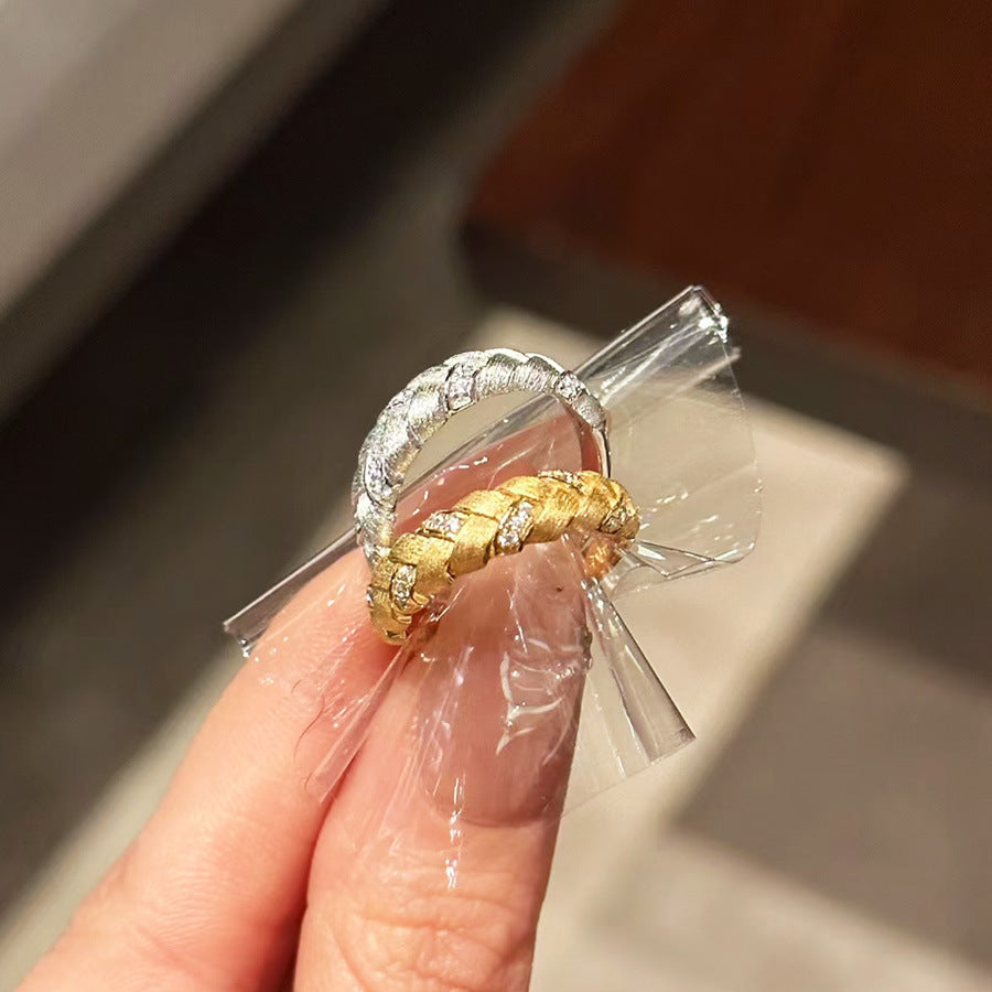 Damen Bandring mit kunstvollem geflochtenem Design und funkelnden Zirkonia Shop Nory