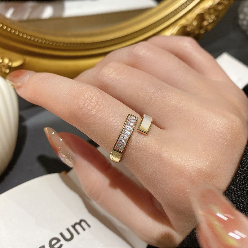 Damen zeitgenössischer Ring mit funkelnden Zirkonia und modernem Design Shop Nory