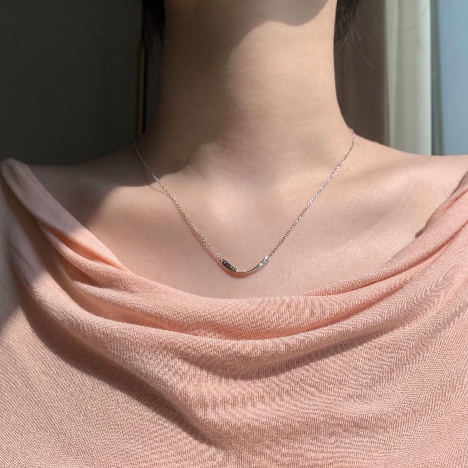 Damen Halskette mit modernem geschwungenem Anhänger Shop Nory