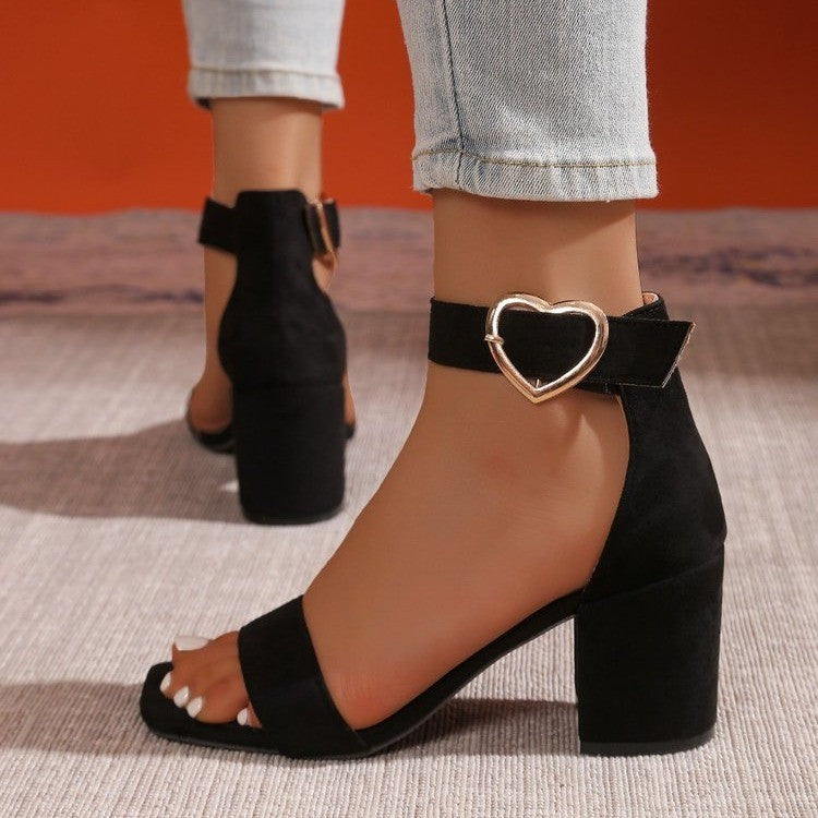 Damen Sandalen mit herzförmigem Schnallen-Detail und komfortablem Blockabsatz Shopnory