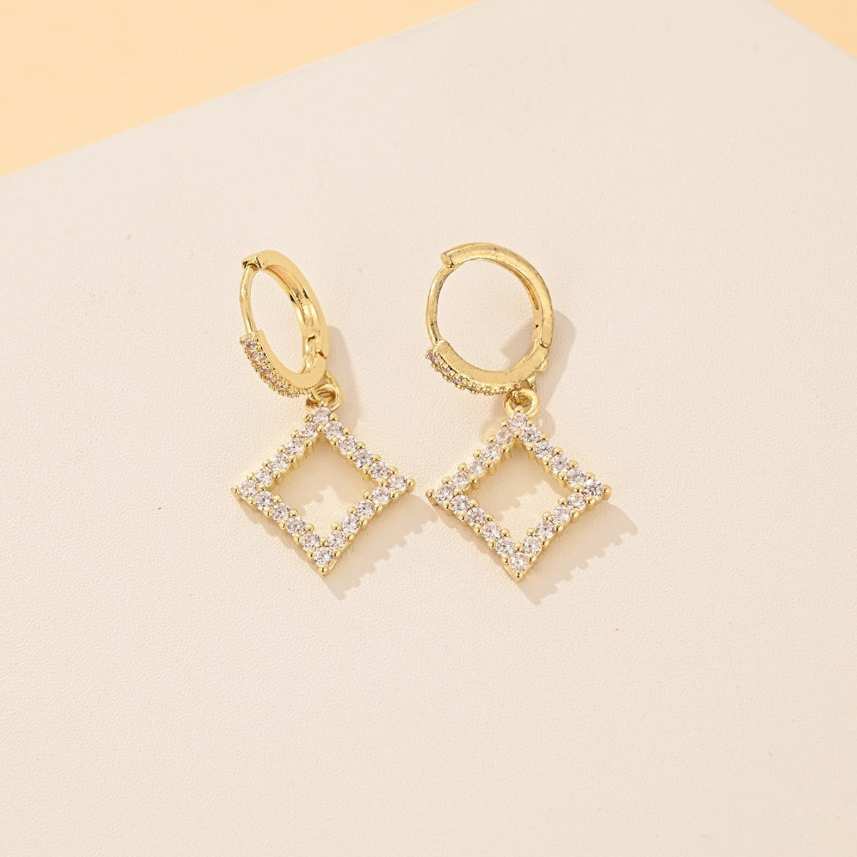 Damen Ohrhänger mit funkelndem Quadrat-Anhänger und elegantem Design Shop Nory