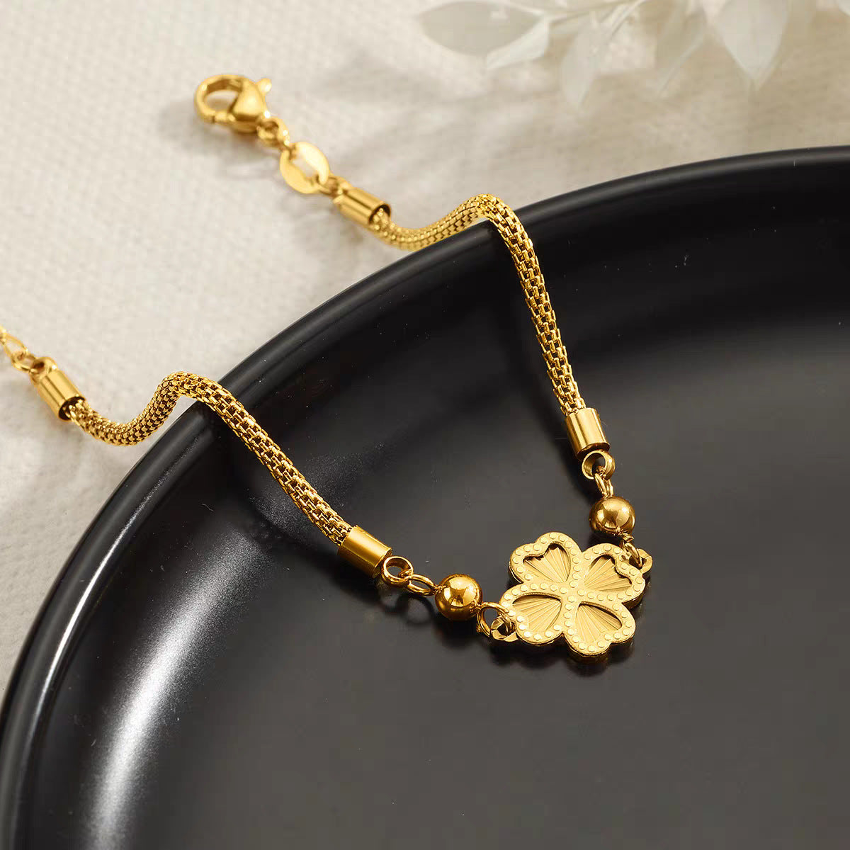 Frauen Goldplattierte Blumen Charme-Armband Shop Nory
