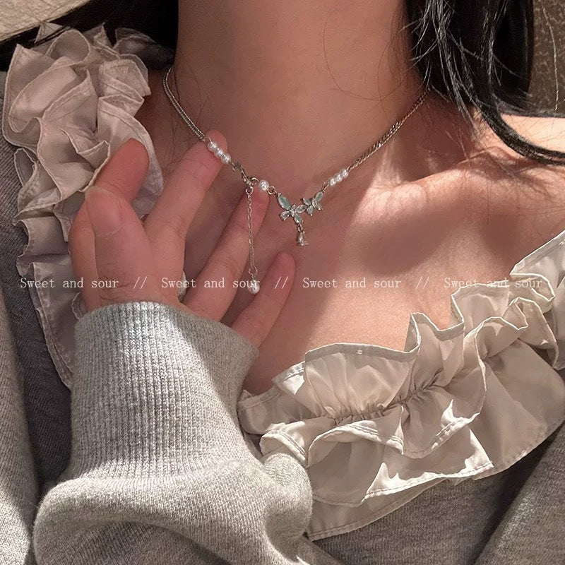 Damen Halskette mit kunstvollem Schmetterlingsanhänger und eleganten Perlendetails Shop Nory