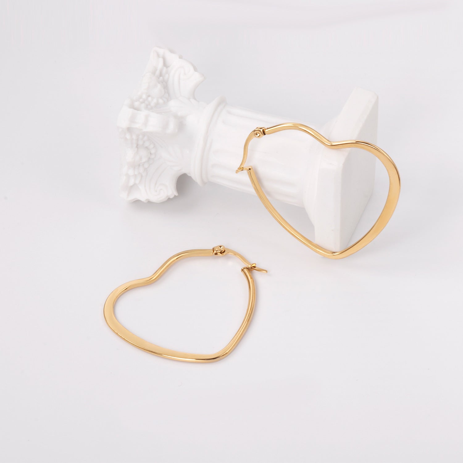 Damen Herzförmige Edelstahl Creolen mit goldplattierter Oberfläche Shop Nory