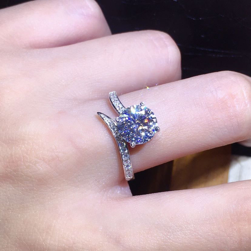 Damen Solitär-Ring mit elegantem Design und funkelndem Zirkonia Shop Nory