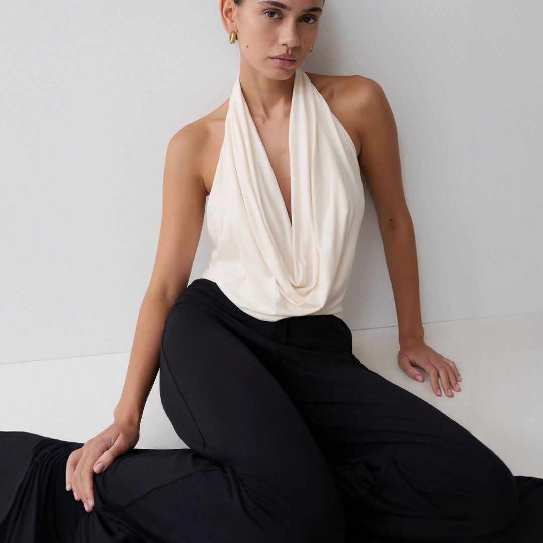 Damen Elegantes Halterneck-Top mit fließendem Stoff und tiefem Ausschnitt