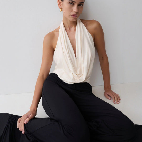 Damen Elegantes Halterneck-Top mit fließendem Stoff und tiefem Ausschnitt