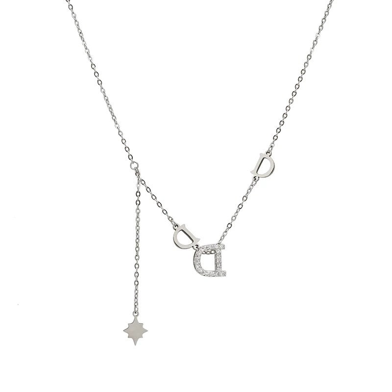 Damen Halskette mit funkelndem "D"-Anhänger und zarten Sternmotiv Shop Nory