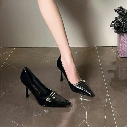 Damen spitz zulaufende Lack‑Pumps mit zierlichem Metallriemen und schlankem Stilettoabsatz Shop Nory