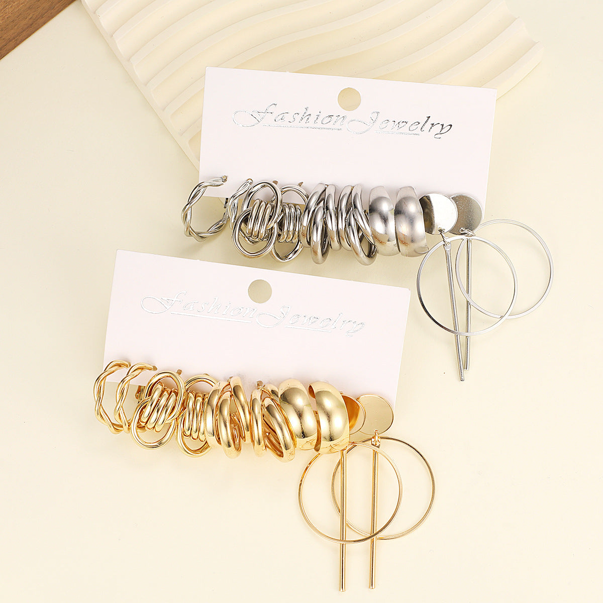 Damen-Ohrstecker-Set mit modernem, geschwungenem Design und eleganten Akzenten Shop Nory