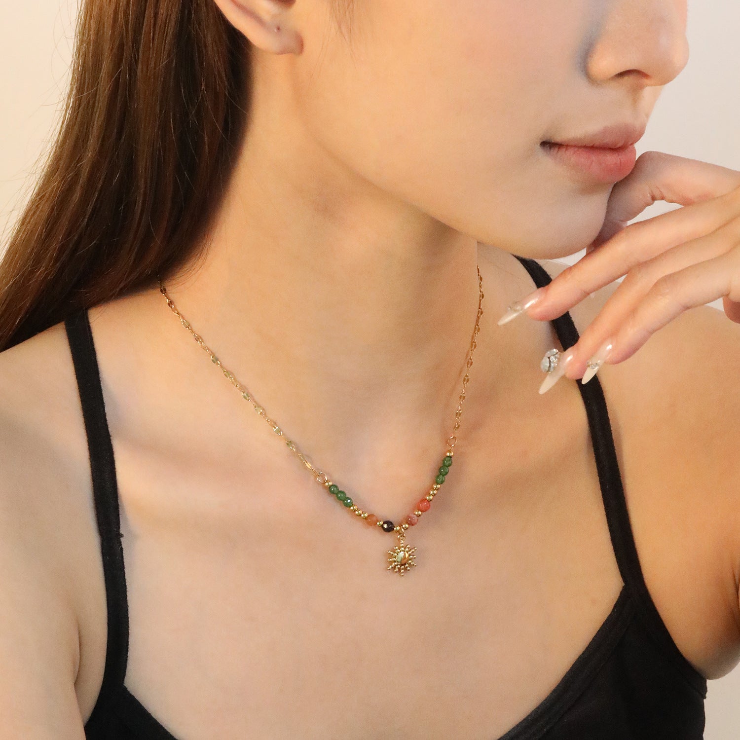 Damen elegante Halskette mit bunten Halbedelstein-Elementen und Sonnensymbol-Anhänger Shop Nory