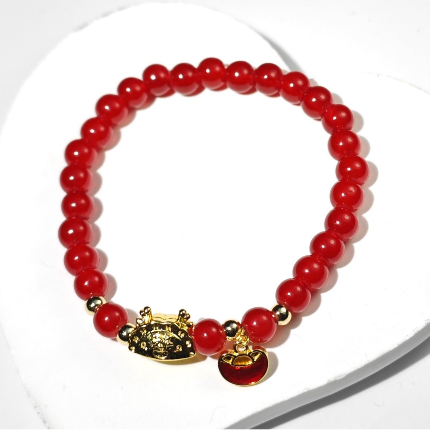Damen Armband mit leuchtenden Perlen und charmantem Anhänger Shop Nory