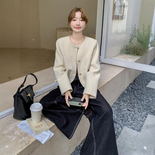 Damen Kurzblazer mit rundem Ausschnitt, Strukturstoff und goldenen Knöpfen Shop Nory