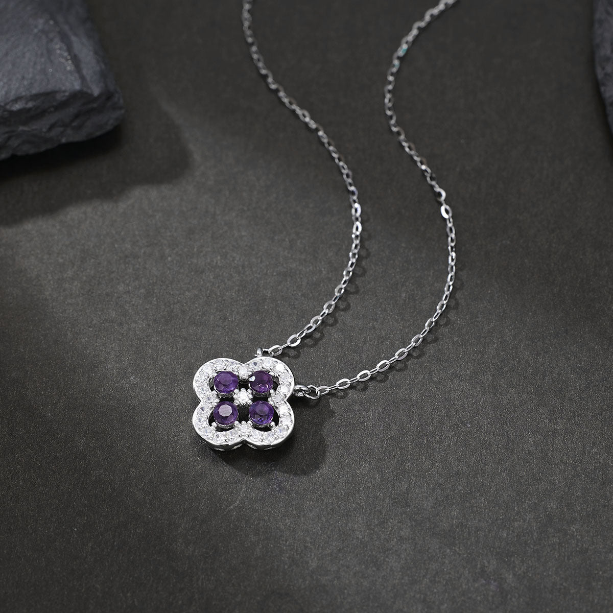 Damen Halskette mit floralem Amethyst-Anhänger und funkelnden Zirkonia-Elementen Shop Nory