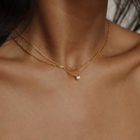 Damen Halskette mit funkelndem Zirkonia-Anhänger und zartem Kettendesign Shop Nory