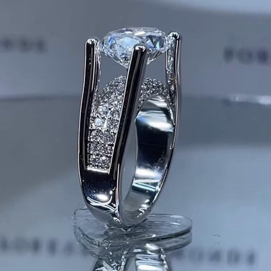 Damen Designer Ring mit funkelndem Diamanten und elegantem Zirkonia-Besatz Shop Nory