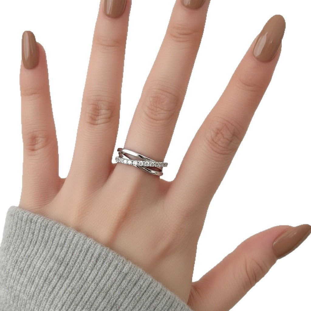 Damenring im eleganten, verschlungenen Design mit funkelnden Zirkonia Shop Nory