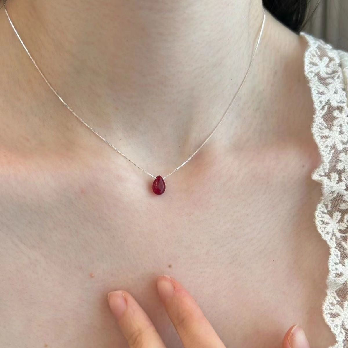 Damen filigrane Halskette mit Tropfenanhänger aus hochwertigem Edelstein Shop Nory