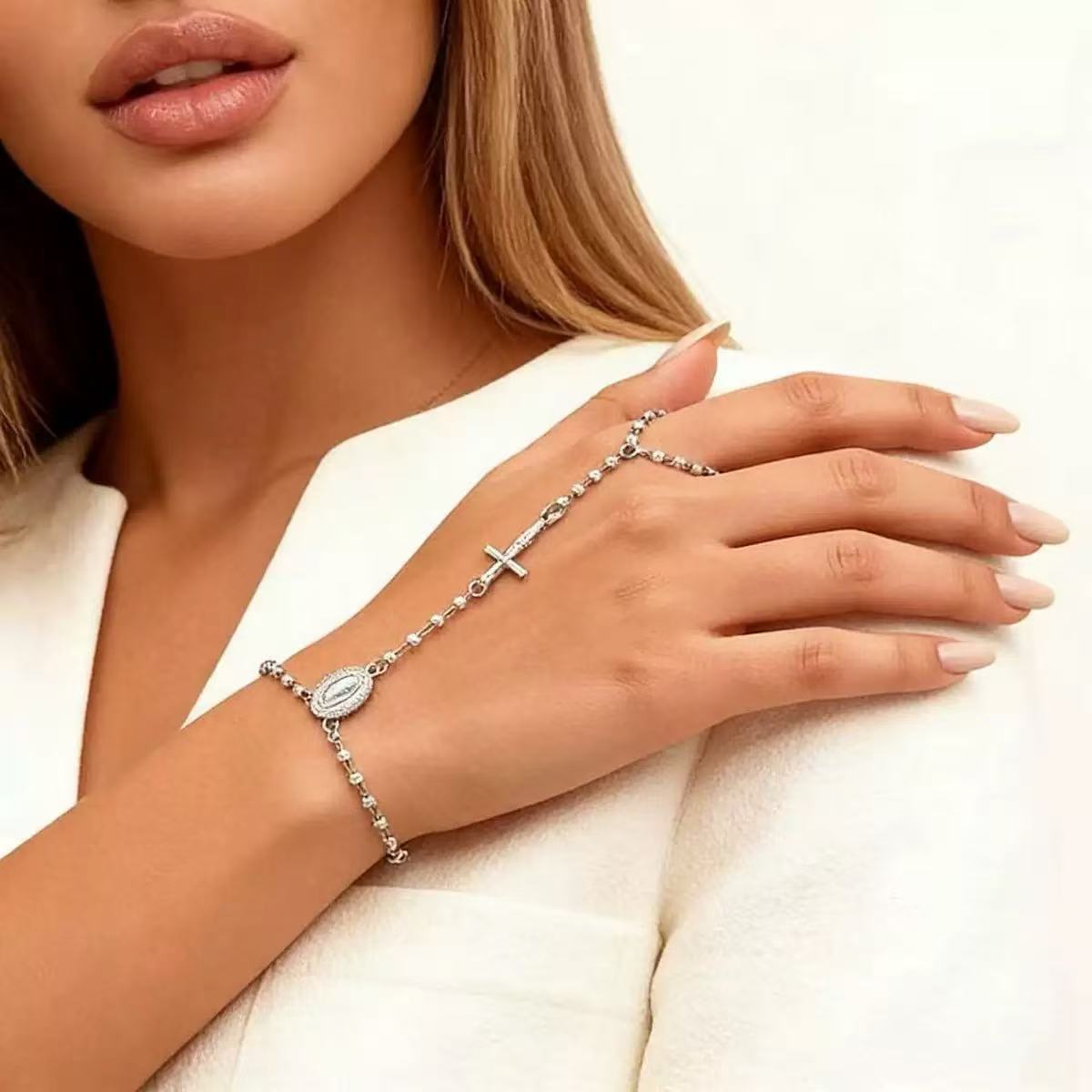 Damen Handkette mit religiösen Anhängern und filigranem Design Shop Nory