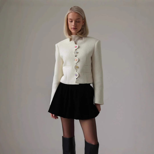 Damen Taillierter Bouclé-Kurzblazer mit geschwungener Knopfleiste und Herzknöpfen Shop Nory