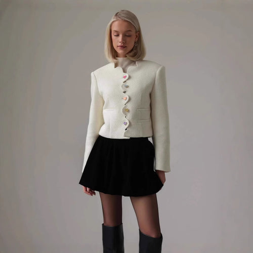 Damen Taillierter Bouclé-Kurzblazer mit geschwungener Knopfleiste und Herzknöpfen Shop Nory