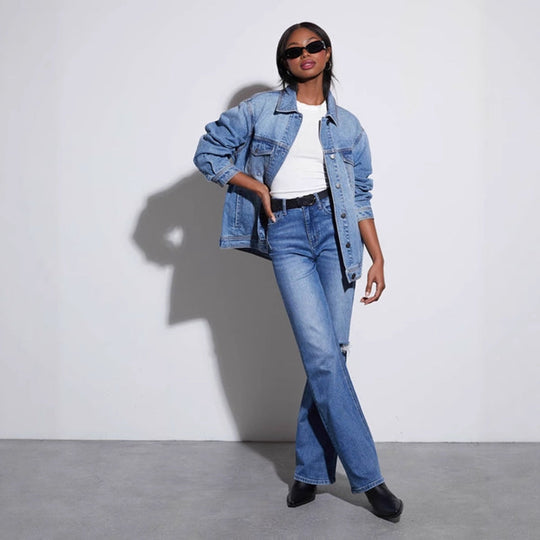 Damen Oversized Denimjacke im lässigen Schnitt mit aufgesetzten Taschen